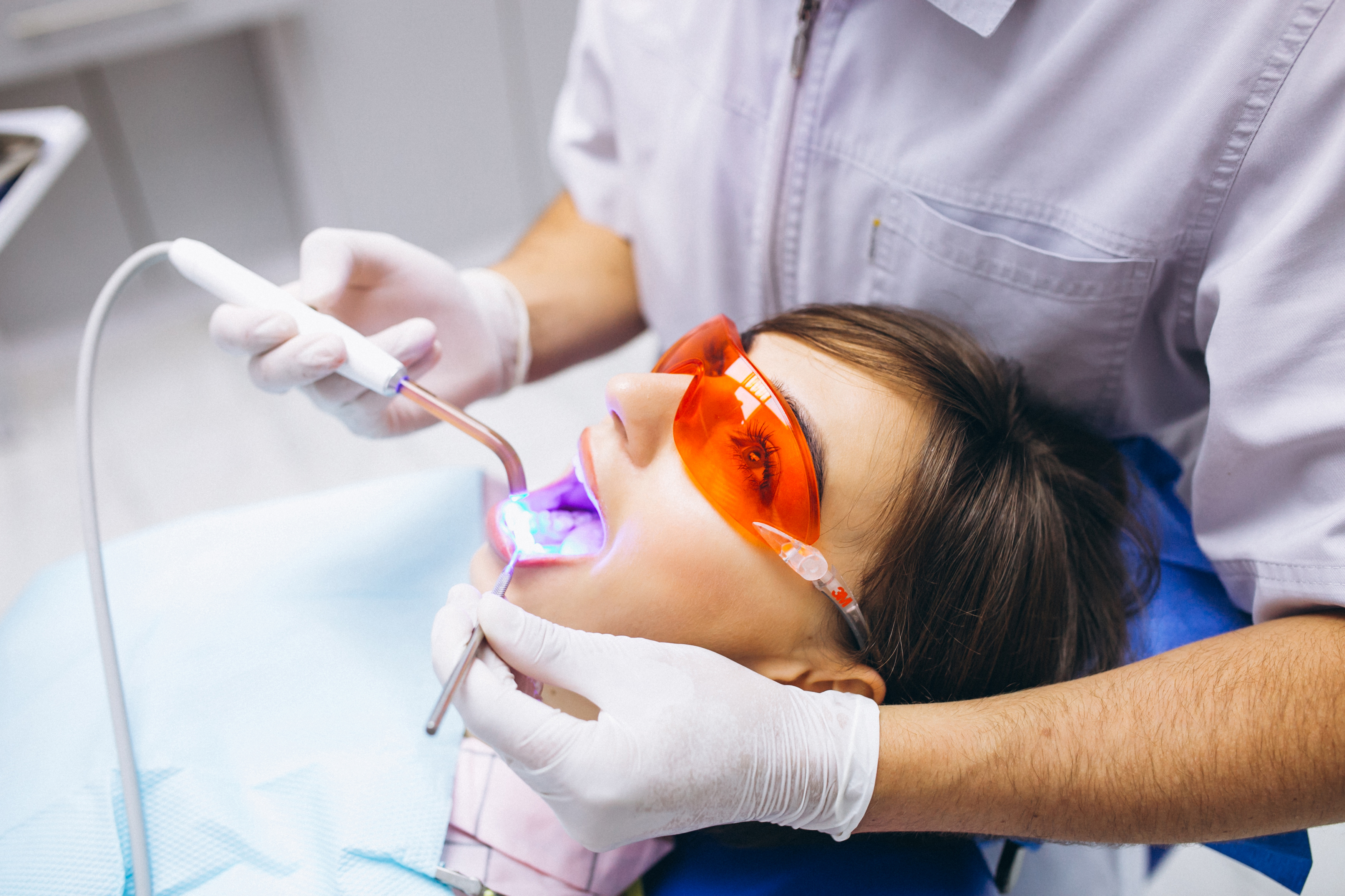 https://br.freepik.com/fotos-gratis/paciente-mulher-no-dentista_2534121.htm#query=clareamento%20dental&position=13&from_view=search&track=ais
