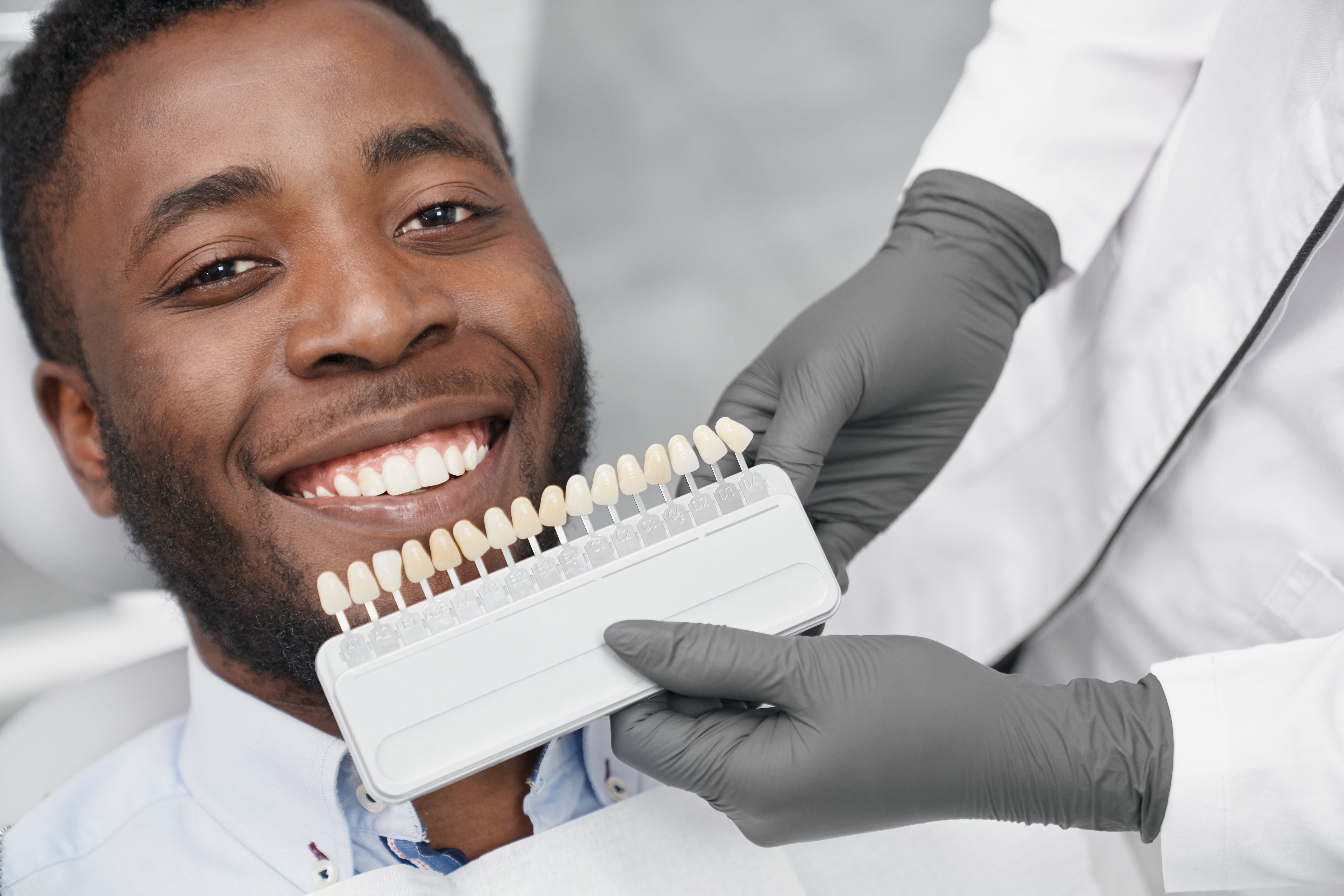 https://br.freepik.com/fotos-gratis/homem-sorrindo-enquanto-dentista-feminina-mantendo-gama-de-obturacoes_26824848.htm#query=facetas&position=1&from_view=keyword&track=sph