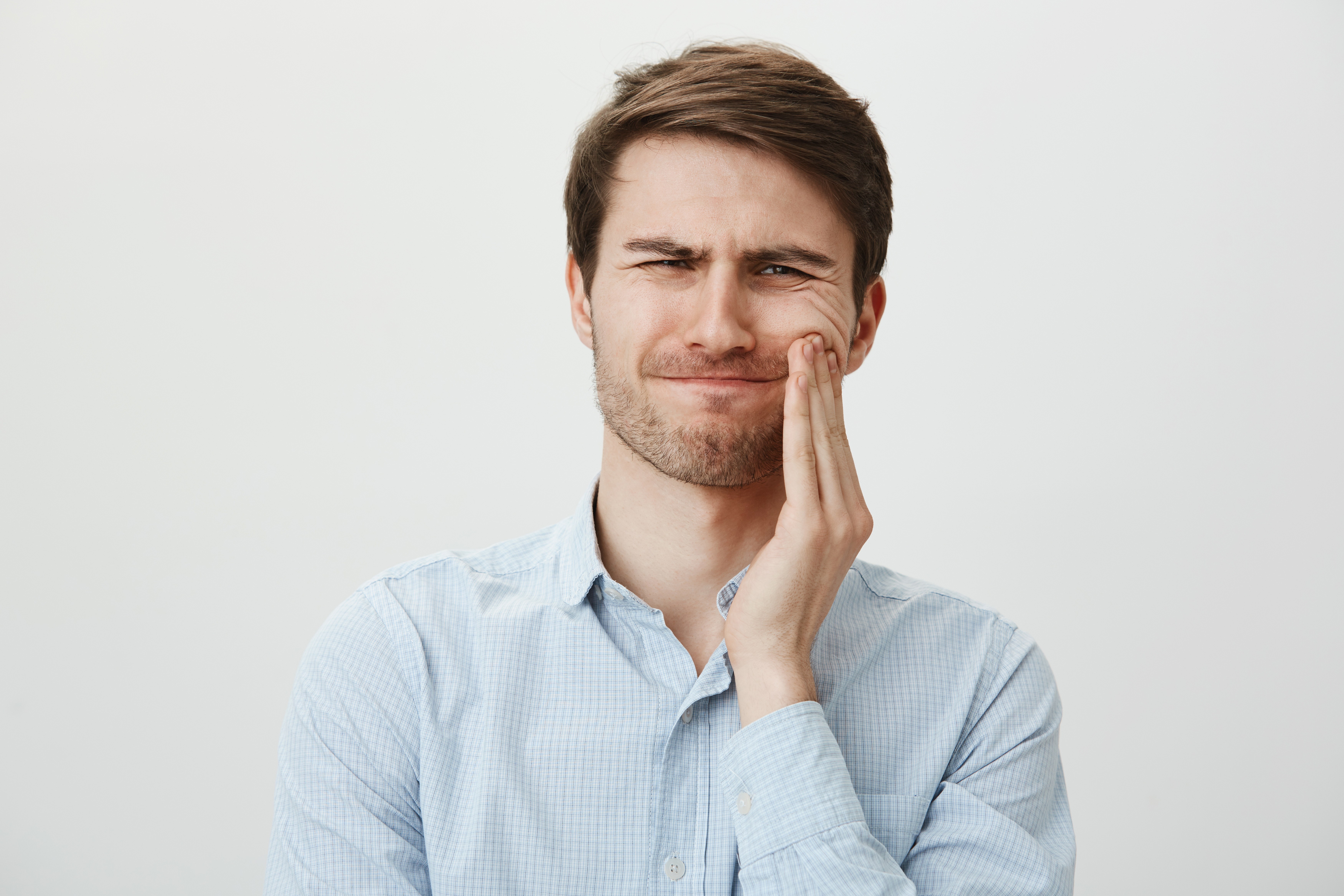 https://www.freepik.com/free-photo/man-touching-cheek-grimacing-from-pain-from-toothache_9584107.htm#query=frenectomia&position=2&from_view=search&track=ais